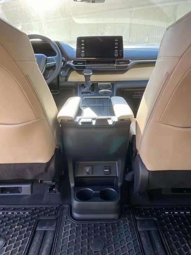 21款塞纳内饰方面,全新采用了新的设计理念,包括悬浮式的中控屏,木质