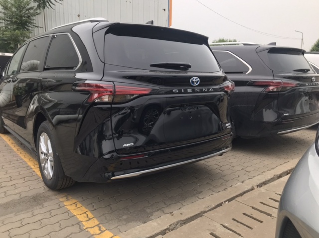 商务车充满了力量感.