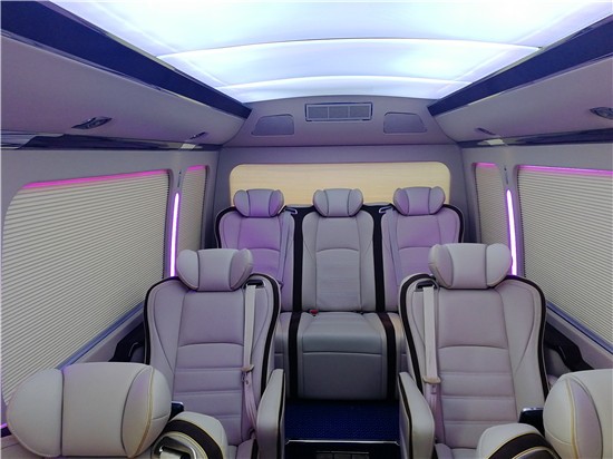 商务车绝对是最舒适的选择,因为丰田考斯特不仅在座椅的设计上更为