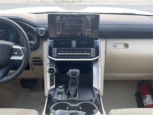 全新兰德酷路泽lc300的内饰将一改往日的老派设计;其标准化的t字形