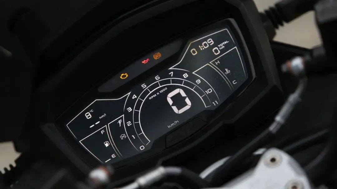 sr gt 200的仪表虽不是tft,但这个仪表的设计风格简洁直观,提供骑士