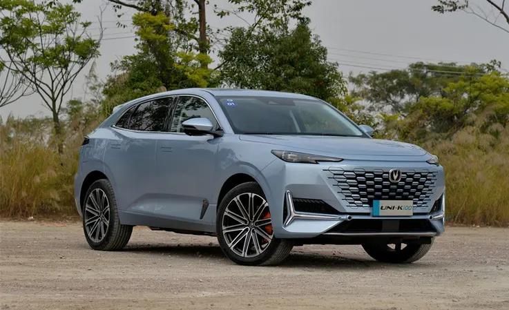 本地店内有长安uni-k新能源销售,颜色可选,目前购车部分车型可优惠0