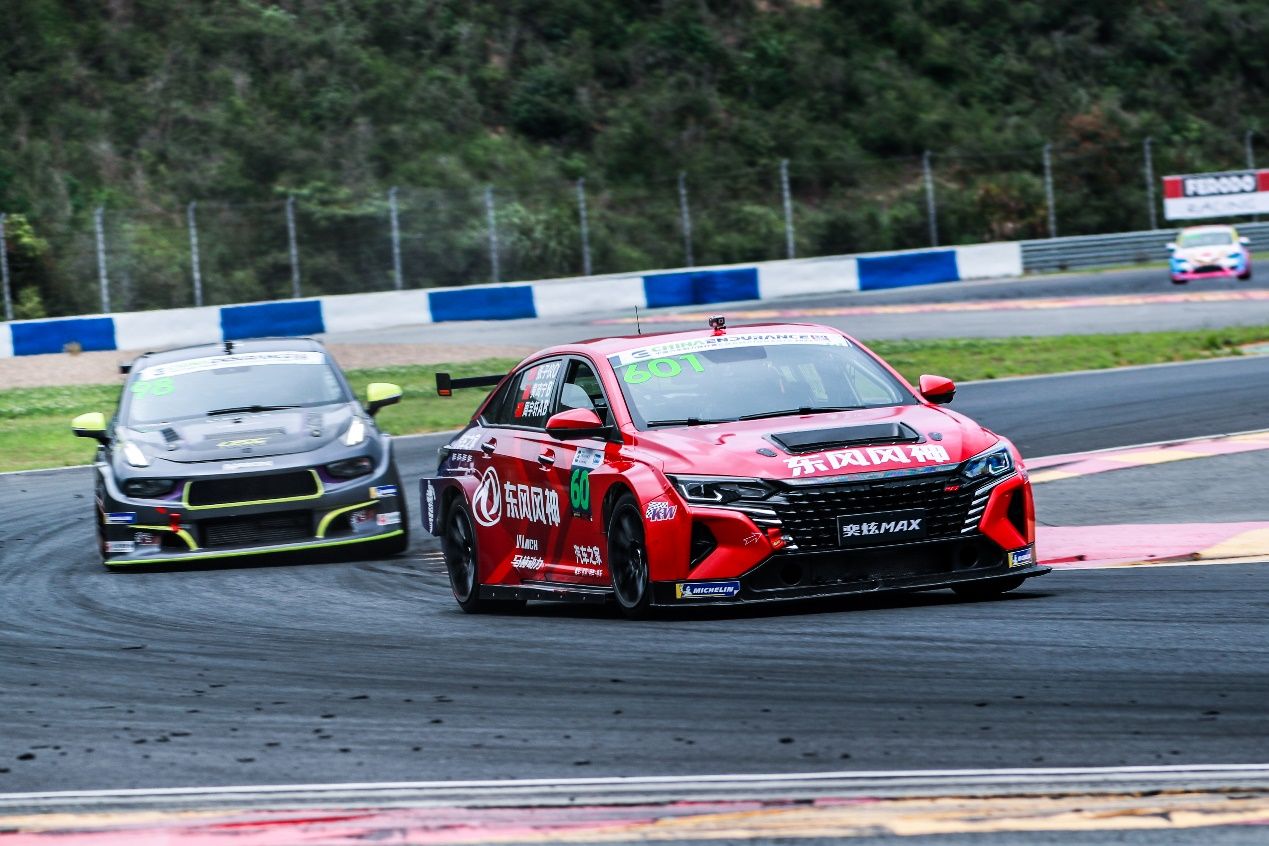 奕炫家族赛道双雄勇夺中国cec双料冠军完美驾驭全新赛道