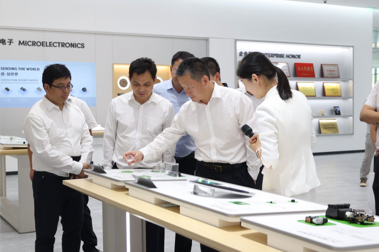 猛士科技ceo曹东杰(右)与歌尔丹拿董事长姜迅(左)签署战略合作协议