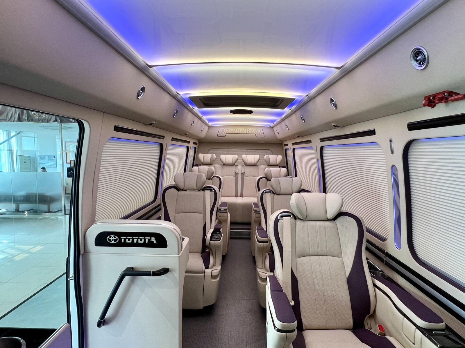 丰田考斯特中巴车旅游租赁商务接待