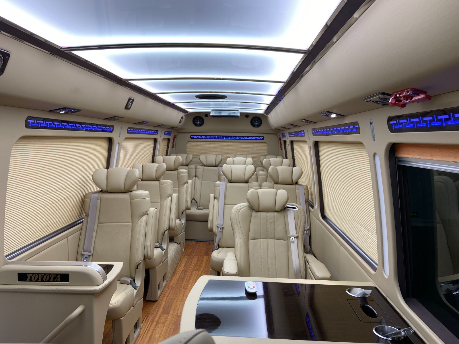 首先,丰田考斯特16座拥有宽敞而豪华的内部空间.