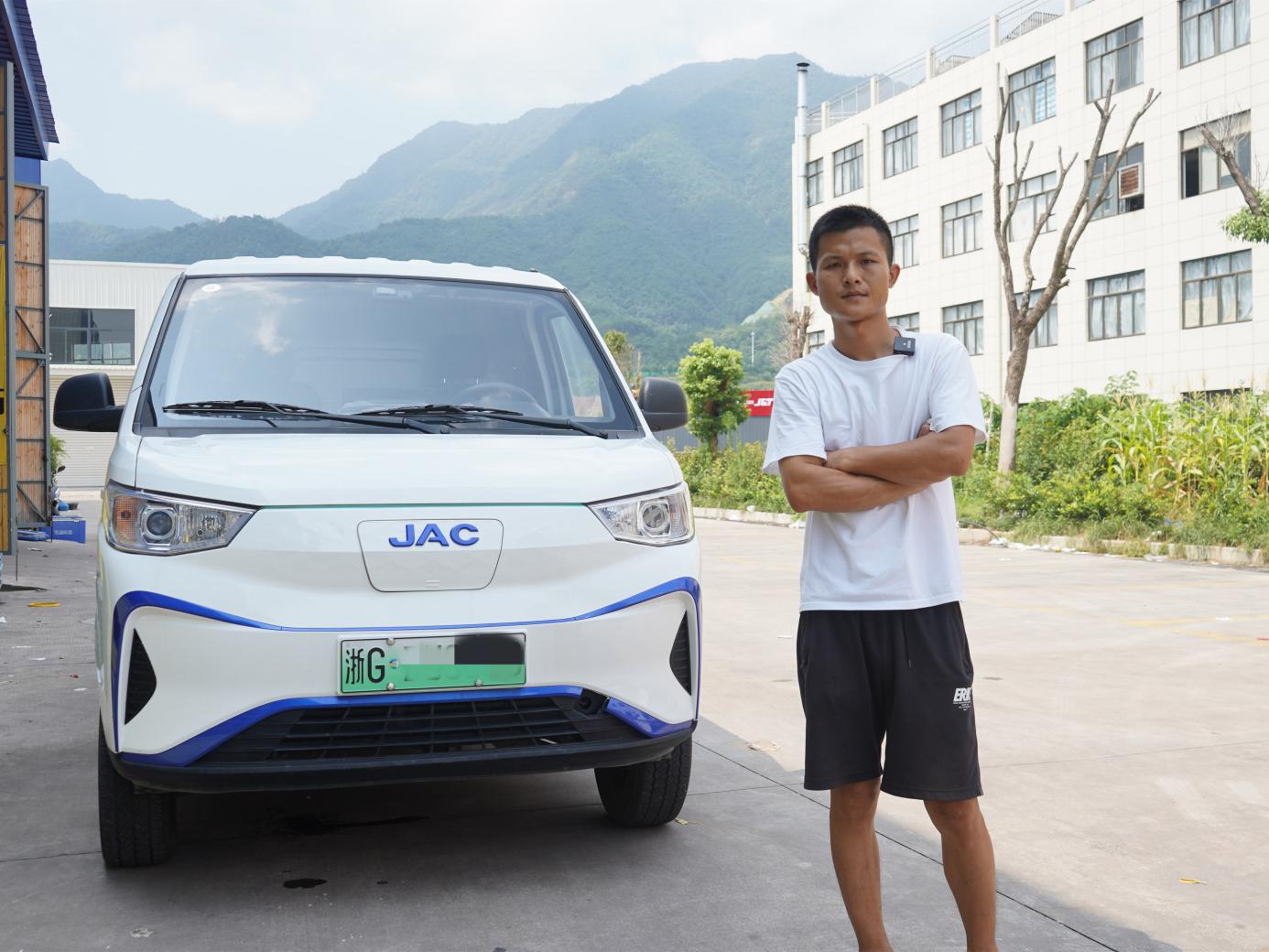 选新能源封闭式物流车他为什么选江淮1卡江淮1van蓝猫