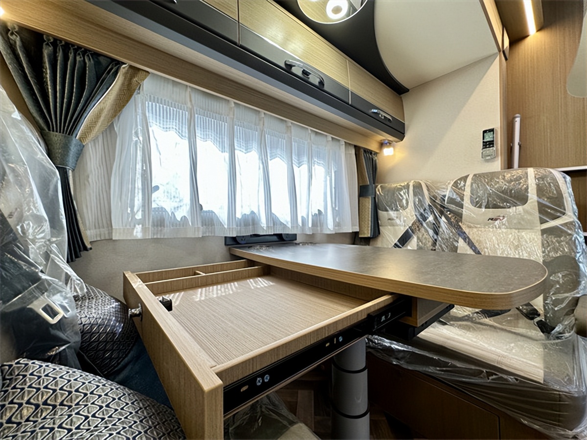 >首页>/文章>/正文>内饰方面,采用进口e0级环保标准的房车家具板材