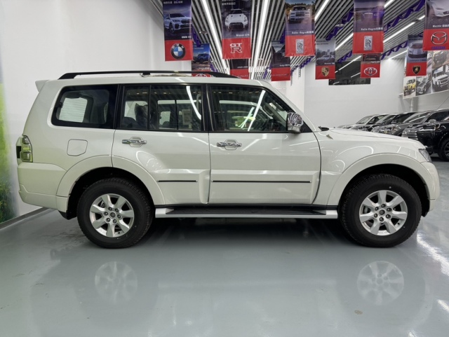 2022款三菱帕杰罗v93国六现车30落地可分期港口大降价