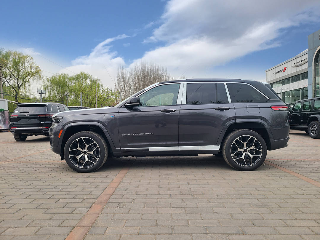 大切诺基4xe降价20万元 巅峰版深岩灰到店