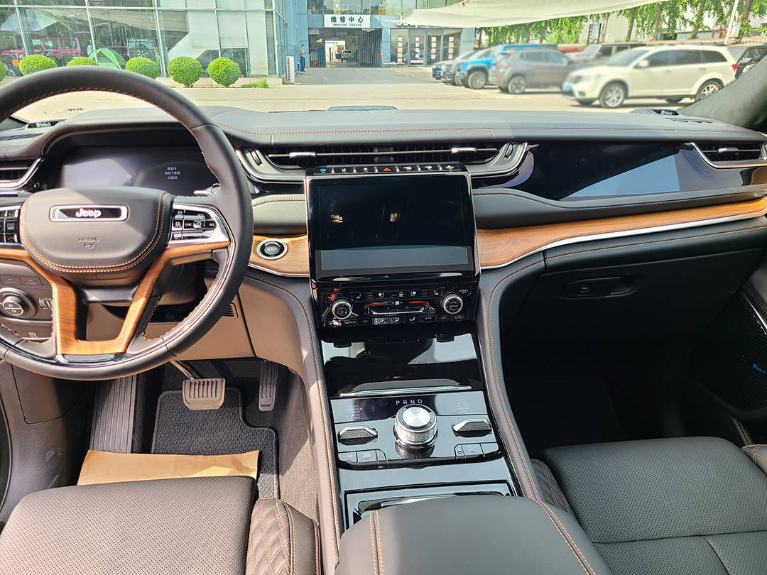 2023款大切诺基4xe巅峰版黑色棕内饰到店