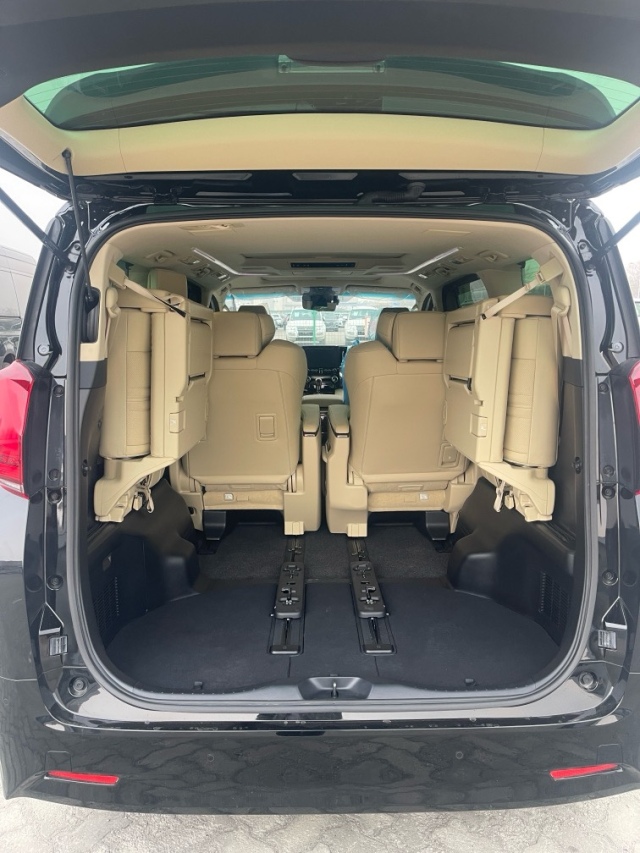 24款丰田埃尔法的空间是非常大的,动力方面搭载了3.5升自然吸气和2.