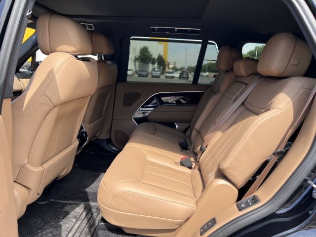 2024款路虎揽胜行政4.4t se 长轴 7座现车价格 精致的科技气息